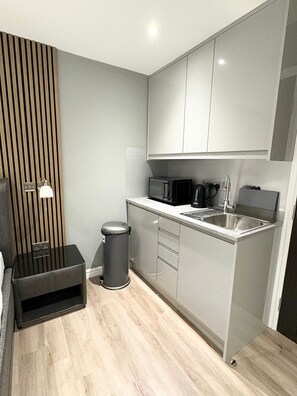 冰箱、微波炉、炉灶、厨具/餐具