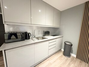 Kühlschrank, Mikrowelle, Herdplatte, Wasserkocher