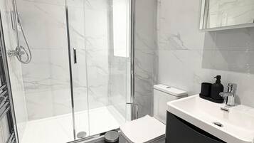 Ducha, secador de pelo, toallas y jabón