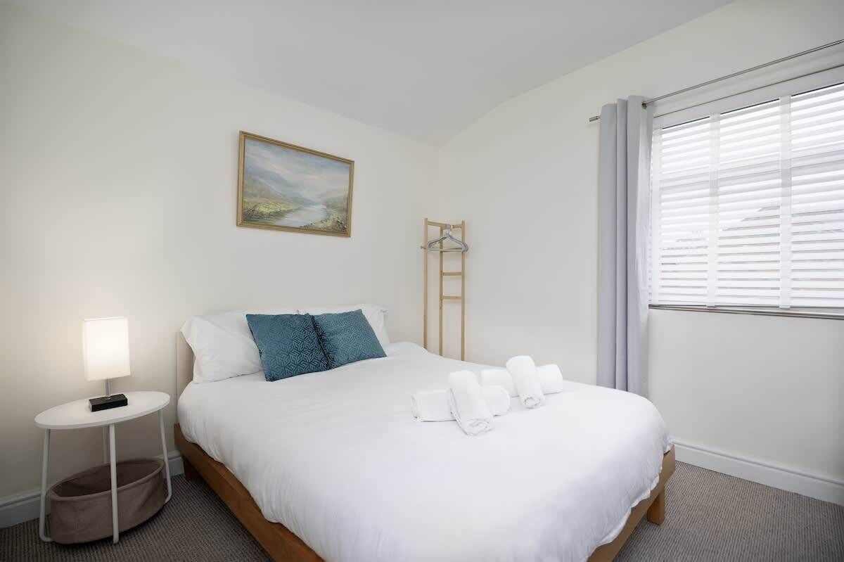 "Comfortable Double Bedroom — Spacious and Ideal for Relaxing After a Long Day"