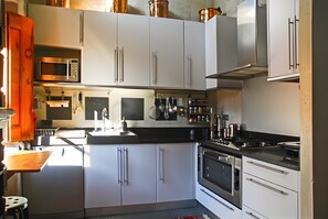 Een koelkast, een microgolfoven, een oven, een kookplaat