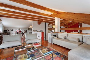 Televisión, chimenea