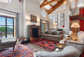 Télévision, cheminée