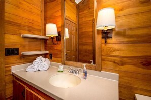 Een haardroger, handdoeken, zeep, shampoo