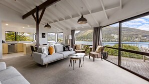 TV - Perfect on Perkins - Lake views (Queenstown)