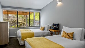 4 bedrooms, iron/ironing board, WiFi (free), bed sheets - Perfect on Perkins - Lake views (Queenstown)