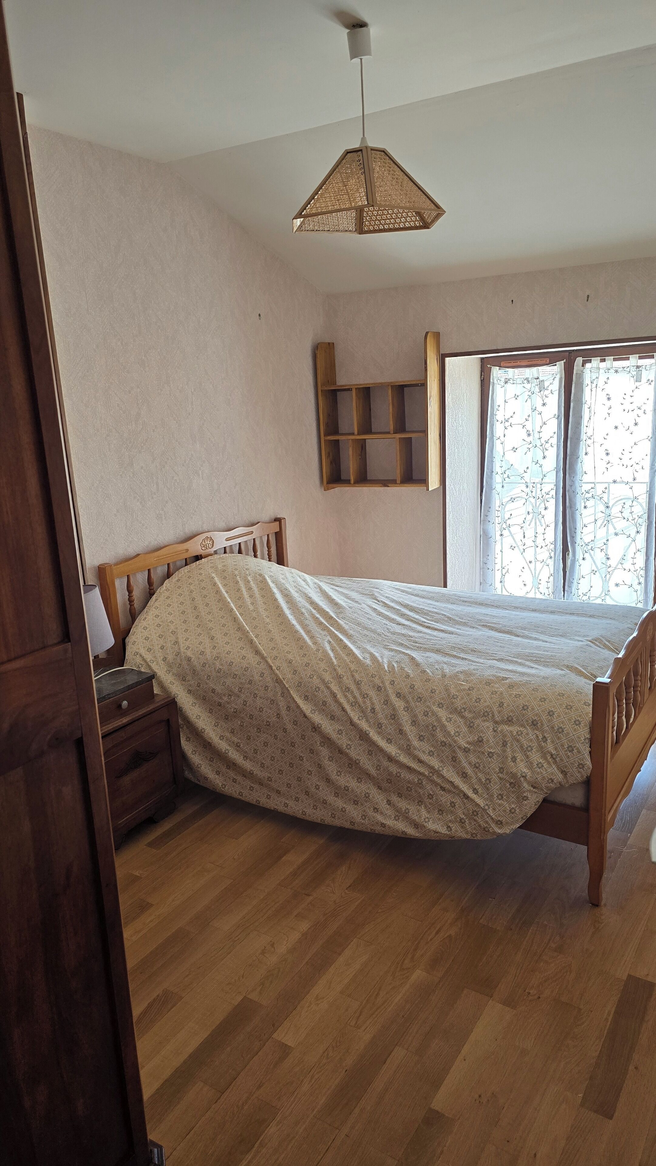 6 slaapkamers, een bureau, reisbedje, gratis wifi