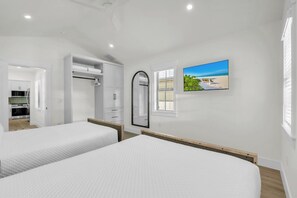 Room - Chilli Fish by Duncan Real Estate (Anna Maria)