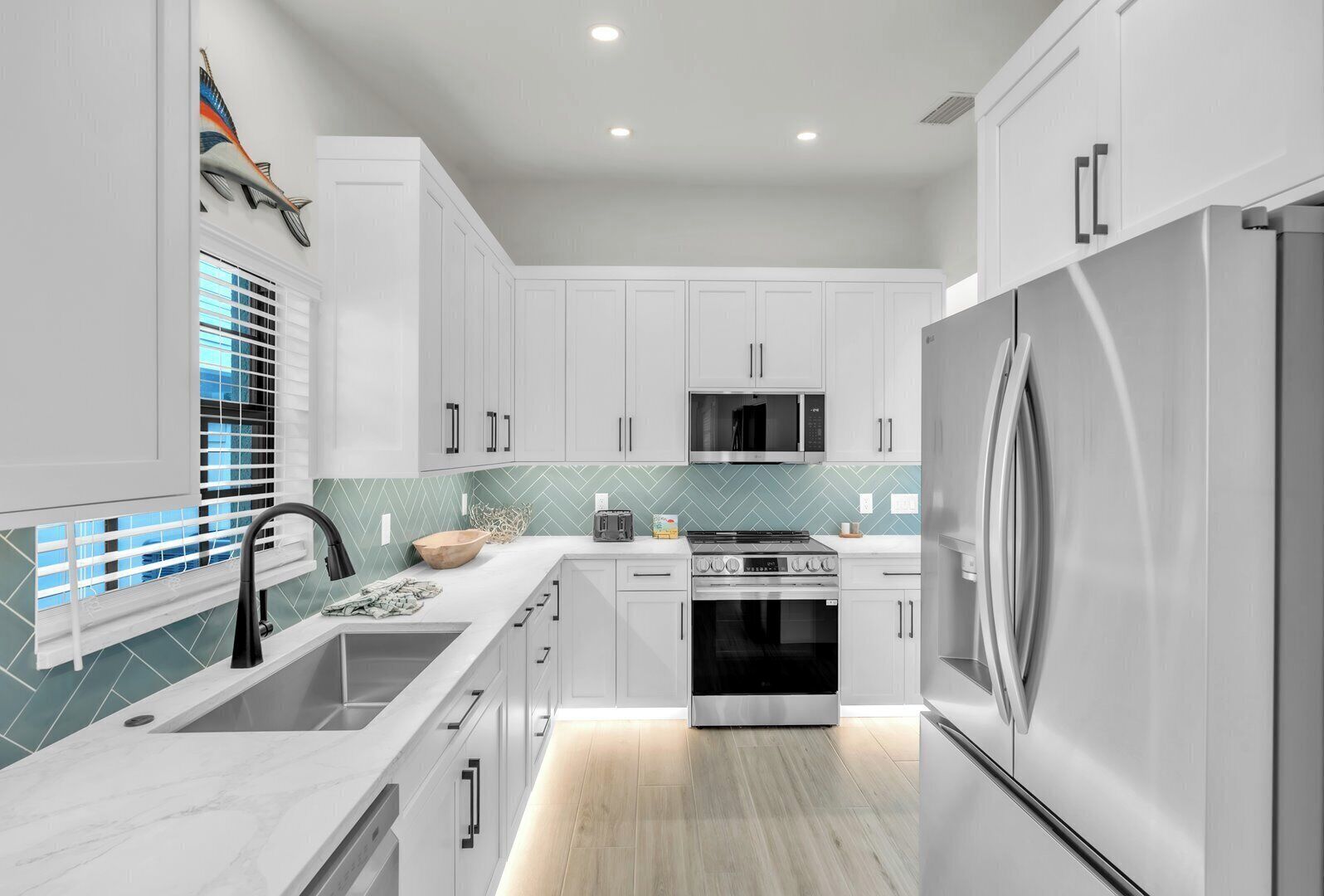 Fridge, microwave, stovetop, dishwasher