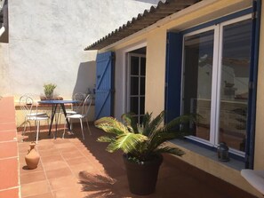 تناول الطعام بالخارج