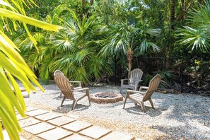 Terrace/patio - Sunshine Hideaway  Peaceful 3BD/2BA Home with Private Pool & Screened Porch (Marathon)