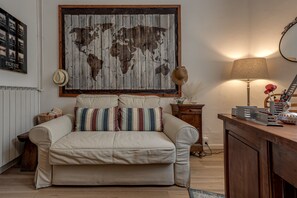 TV - Florence Apartment with Patio in the City Center (Firenze)