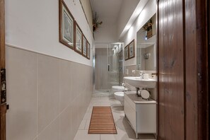Shower, hair dryer, towels - Florence Apartment with Patio in the City Center (Firenze)