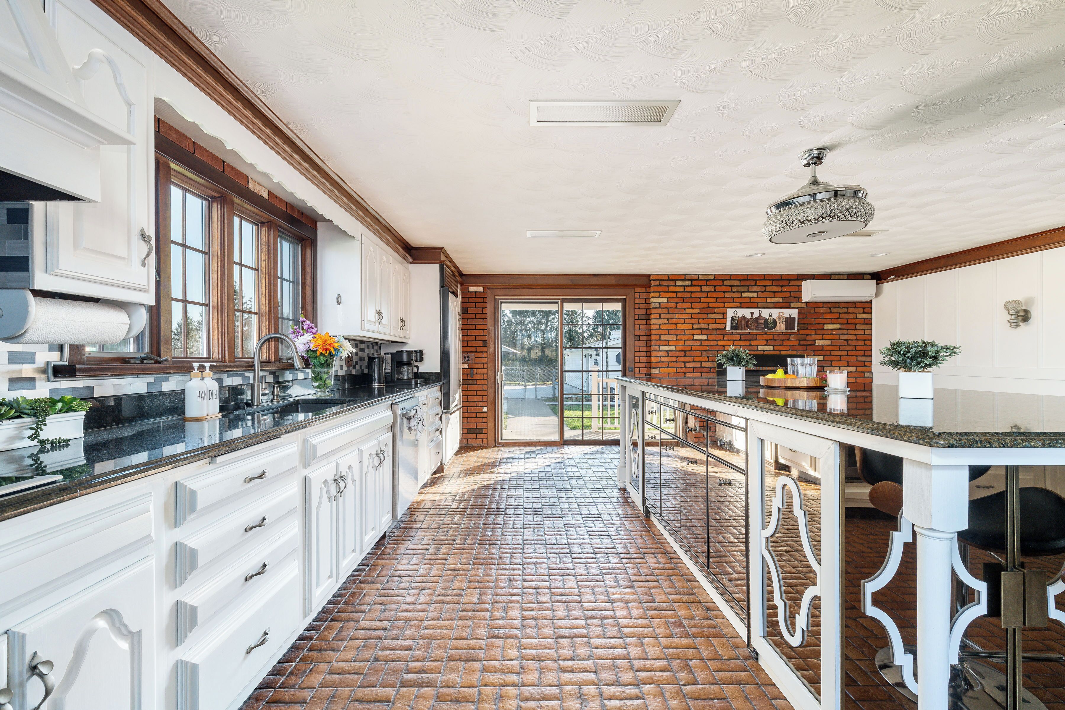 Een magnetron, een oven, een kookplaat, een vaatwasser