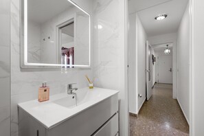 Shower, hair dryer, towels