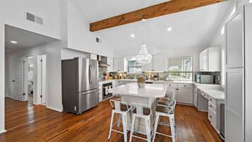 Frigorífic, microones, forn i placa de cuina