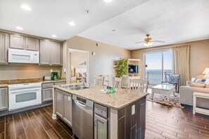 คอนโด, หลายเตียง (Sterling Reef 405) | ครัวส่วนตัว | เตาอบ, เตาปิ้งขนมปัง, เครื่องครัว/จาน/ช้อนส้อม