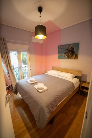 1 bedroom, iron/ironing board, Internet, bed sheets - Pop Art Escape – Zografou by ΜΡS (Athens)