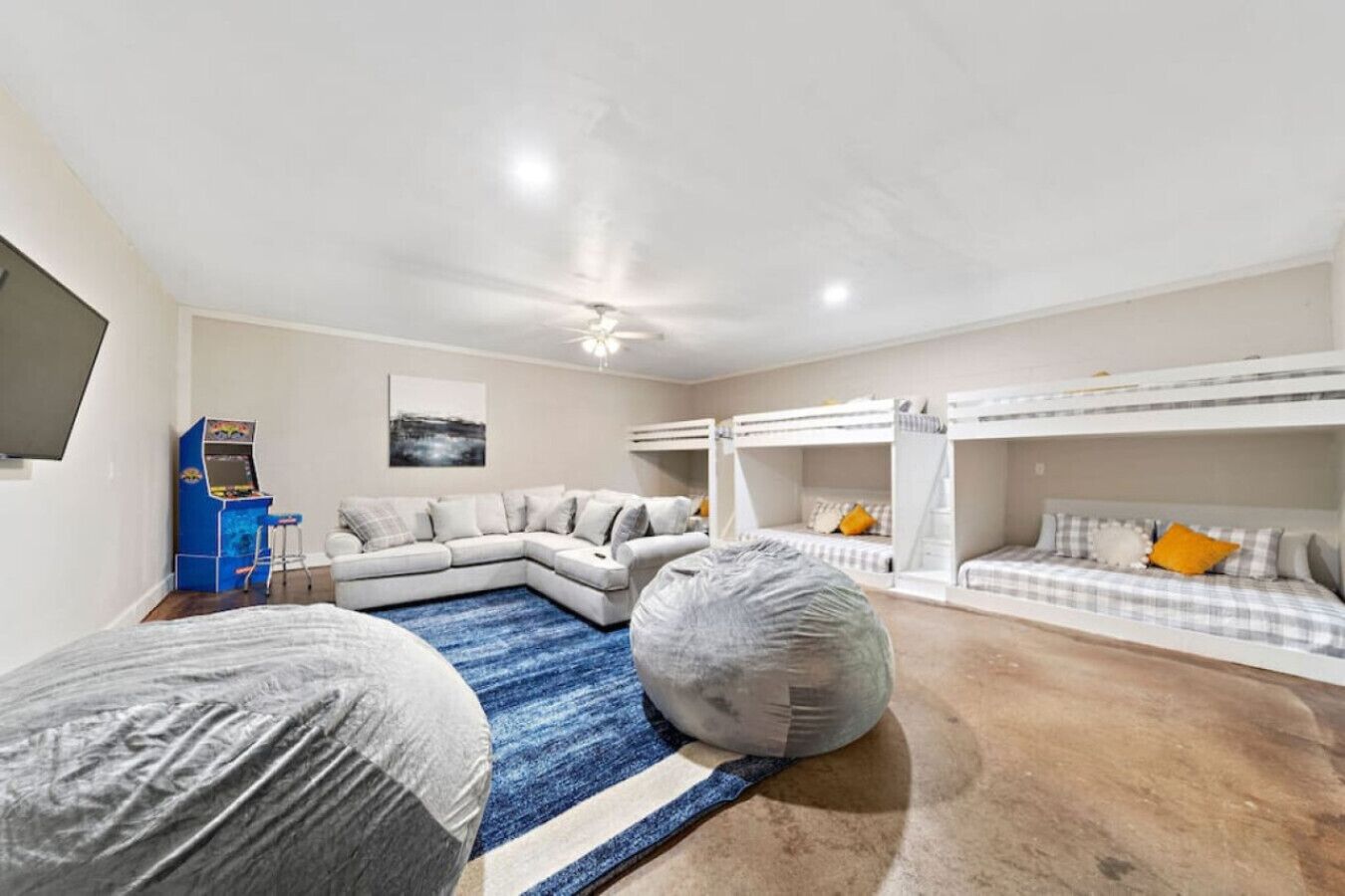 5 habitaciones, escritorio y tabla de planchar con plancha 