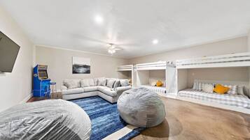 5 bedrooms, desk, iron/ironing board, travel crib