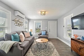 TV, books - Charming Home in Perfect Central Spot (Galveston)