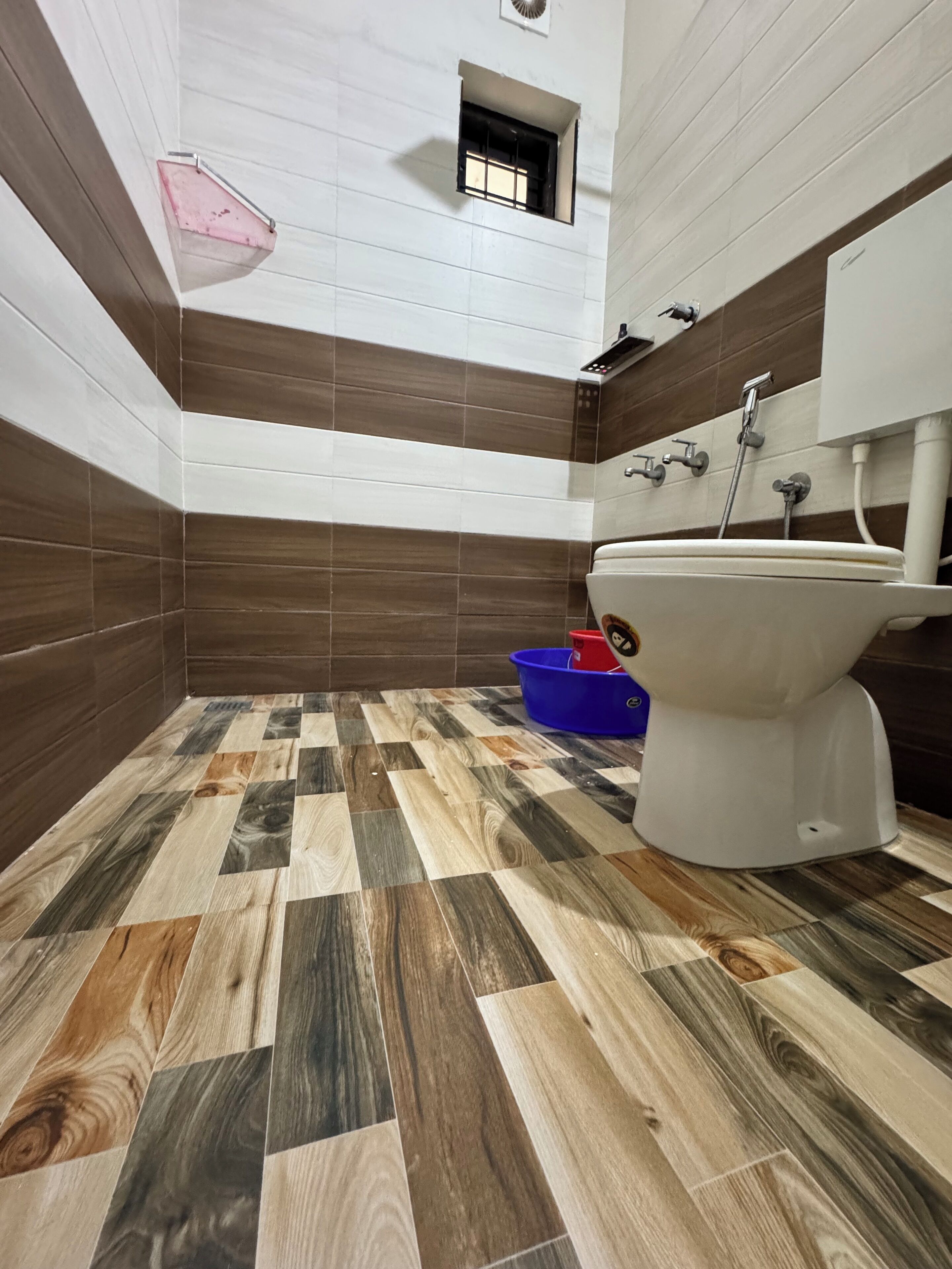 Dusch, handdukar, tvål och toalettpapper