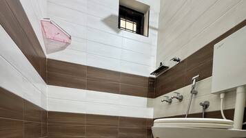 Dusch, handdukar, tvål och toalettpapper