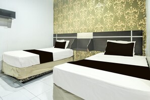Deluxe Twin Room | Premium bedding, desk, free WiFi, bed sheets - Hotel O Makassar near Mall Panakukang formerly Hotel Lucky Inn Makassar (Makassar)