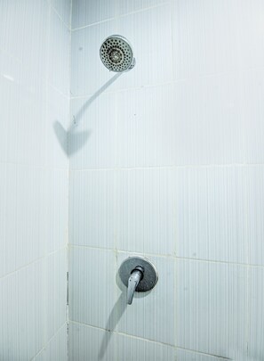 Shower, perlengkapan mandi gratis, handuk, dan sabun