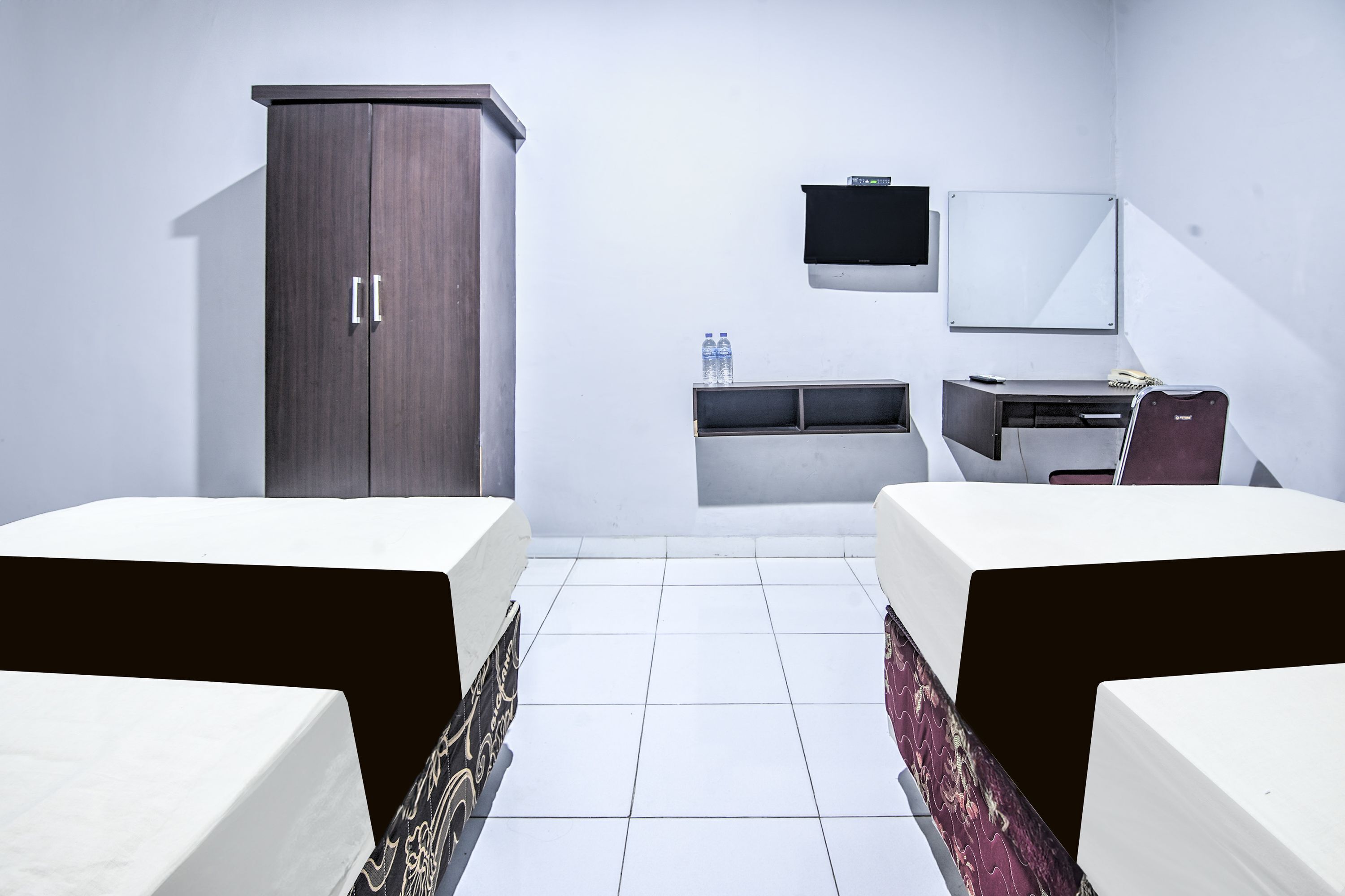 标准双床房 | 高档床上用品、办公桌、免费 WiFi、床单