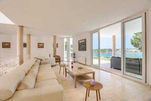 Smart TV - Villa Ses Arcades II by Villa Plus (Cala d'Or)