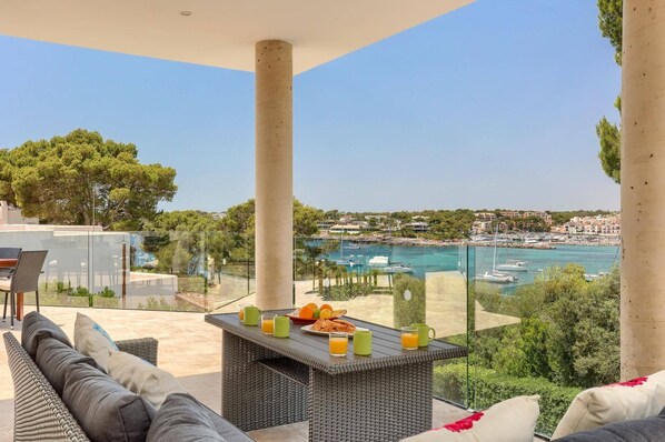 Outdoor dining - Villa Ses Arcades II by Villa Plus (Cala d'Or)