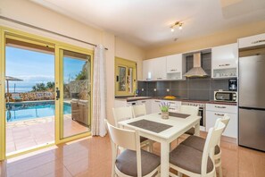 ميكروويف، غسالة أطباق، ماكينة لصنع القهوة/الشاي