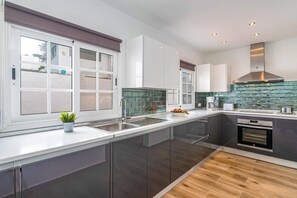 Microwave, dishwasher, coffee/tea maker - Villa Via Mare by Villa Plus (Puerto del Carmen)