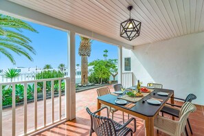 Outdoor dining - Villa Via Mare by Villa Plus (Puerto del Carmen)