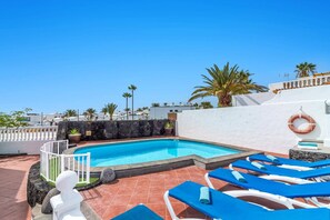 A rooftop pool area with a clear blue sky, a white wall, and a lifebuoy. - Villa Via Mare by Villa Plus (Puerto del Carmen)