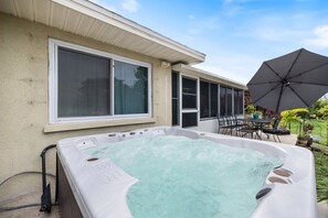 Outdoor dining - HOT TUB, 3 bedroom, garage, EV charger Beach Melody Retreat (Bradenton)