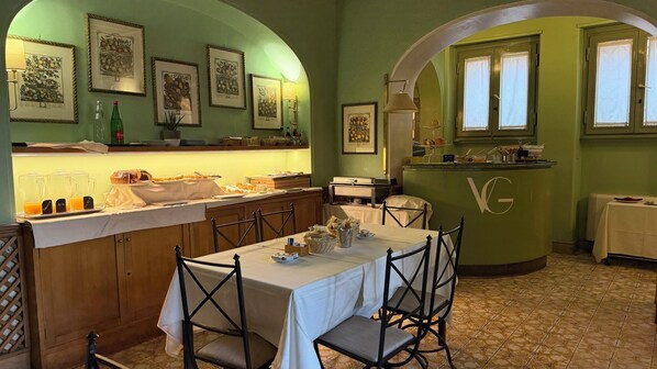 بوفيه فطور مجانًا يوميًا