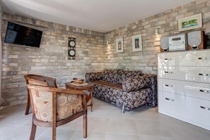 TV - Comfort 2BDR Apartment with Terrace & Sea View (Bigova)