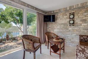 TV - Comfort 2BDR Apartment with Terrace & Sea View (Bigova)