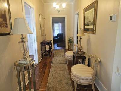 Delightful 4-Bedroom & 3 Bathroom House in Historic Marion, Sleeps 8