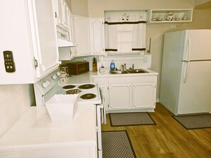 Microondas, horno, parrilla de estufa y lavavajillas