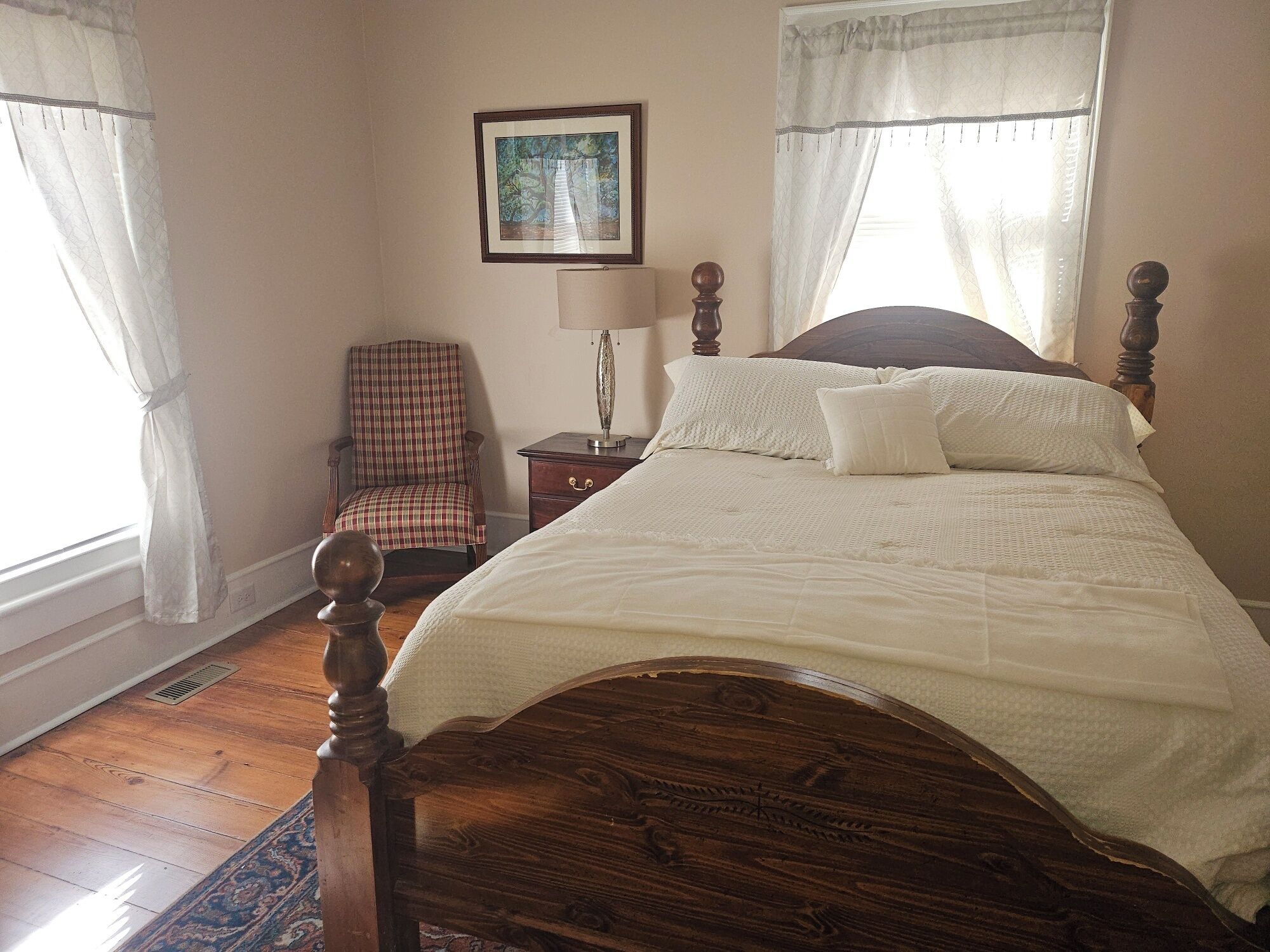 4 عد ّة غرف نوم ومكواة/لوح كي وواي فاي وملاءات أسرّة