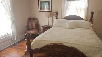 4 bedrooms, iron/ironing board, WiFi, bed sheets