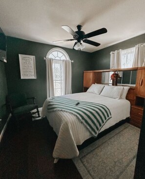 Strykjärn/strykbräda, wi-fi och sängkläder