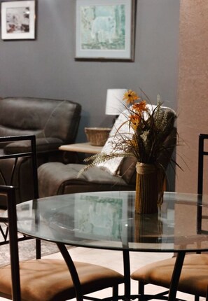 Interior - Your Small Town Getaway-Alex Lane Fairytale Stay (Murphysboro)