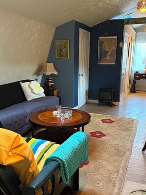 Living area - Quaint 1-bedroom barn in Glencoe for a peaceful getaway. (Glencoe)