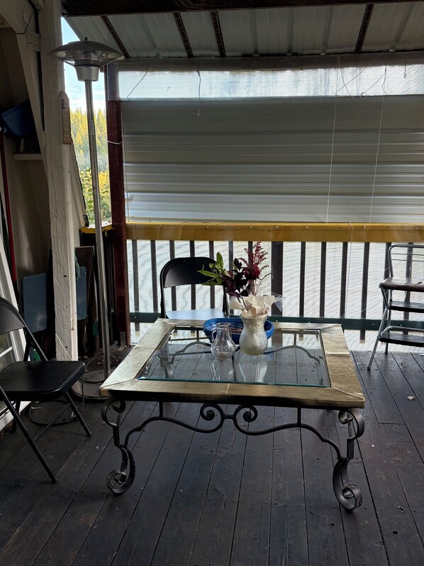 Outdoor dining - Quaint 1-bedroom barn in Glencoe for a peaceful getaway. (Glencoe)