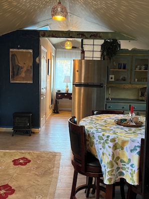 Dining - Quaint 1-bedroom barn in Glencoe for a peaceful getaway. (Glencoe)