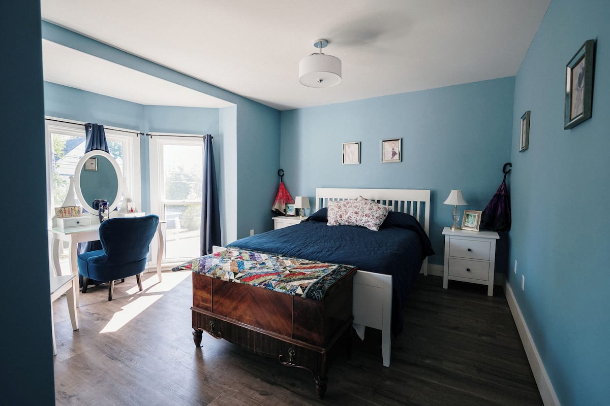 Deluxe Room, 1 Queen Bed, Ensuite | Blackout drapes, iron/ironing board, free WiFi